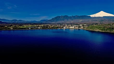 fotografía aérea de Pucón, destacando el lago y el volcán Villarrica