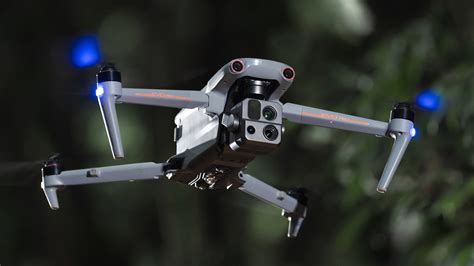 Foto: Piloto de drones profesional operando un Autel Evo Max 4T