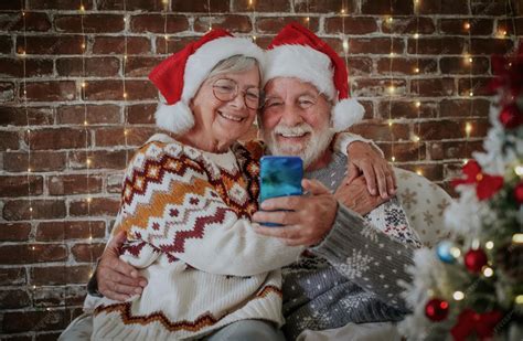 Pareja de adultos mayores abrazándose cariñosamente en un sofá