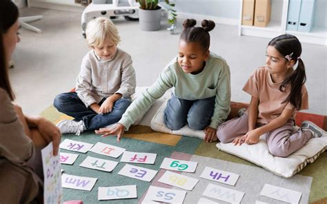 Niños aprendiendo inglés a través de juegos interactivos en el aula