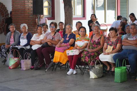 Personas mayores compartiendo, reflejando sabiduría y legado