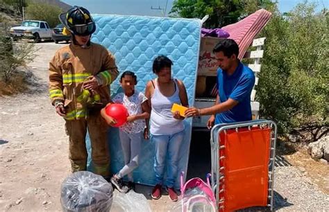Foto temática de una familia recibiendo apoyo