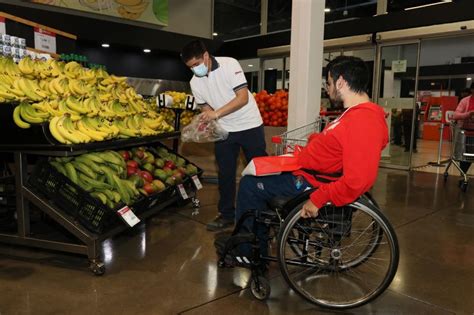 Imagen de personas con discapacidad trabajando en un supermercado Tottus