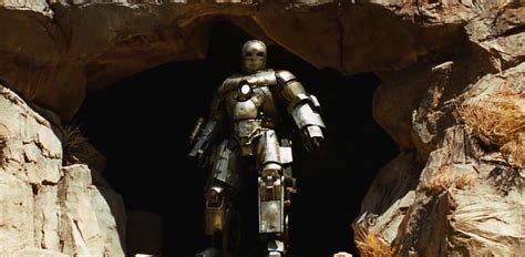 Diseño de la primera armadura de Iron Man con Tony Stark dentro