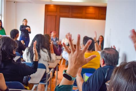 Fotografía de estudiantes participando en una clase con intérprete de lengua de señas chilena.