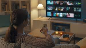 Foto de Guadalupe Fiñana en un sillón o viendo la televisión, con un toque humorístico de Juego de Tronos