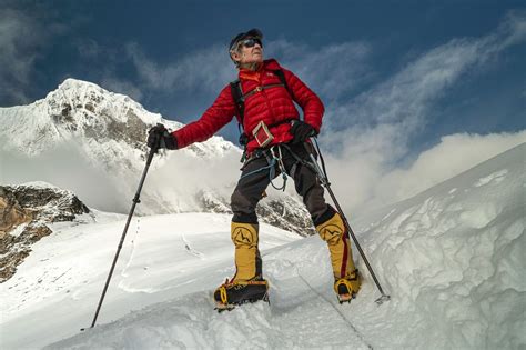 Foto de Carlos Soria escalando una montaña o en una cumbre nevada