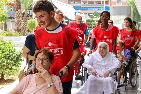 Foto temática: Adultos mayores voluntarios interactuando con niños en un entorno educativo