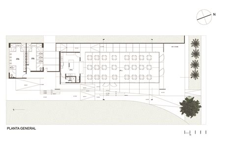 Plano de un geriátrico con distribución de habitaciones, salones de usos múltiples y jardines