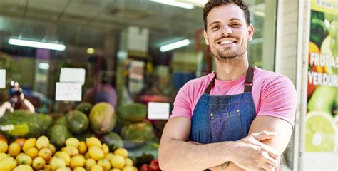 Foto de un adulto mayor emprendedor en su negocio de lavandería