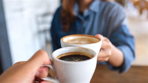 Ilustración de personas mayores compartiendo un café