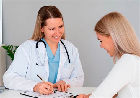 Foto de una persona adulta mayor recibiendo atención médica de un profesional de la salud.