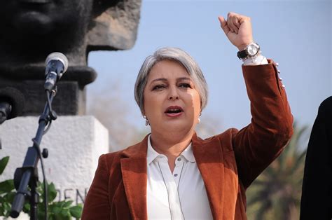 Foto de la Ministra Jeannette Jara y la Gerenta de las AFP Constanza Bollmann en un debate