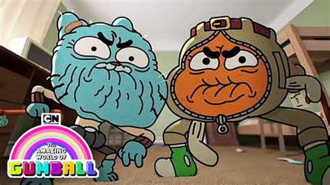 Gumball y Darwin disfrazados de ancianos intentando parecer rudos.