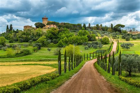 Fotografía de un paisaje rural de la Toscana, Italia, con una casa antigua y viñedos, representando el hogar de la pareja.