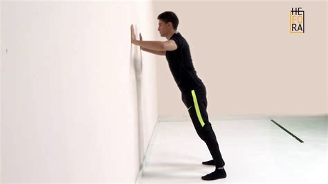 Foto de una persona mayor haciendo flexiones en la pared