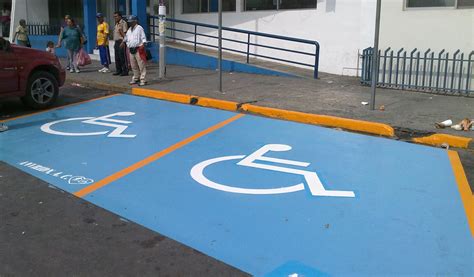 Señalética de estacionamiento para personas con discapacidad
