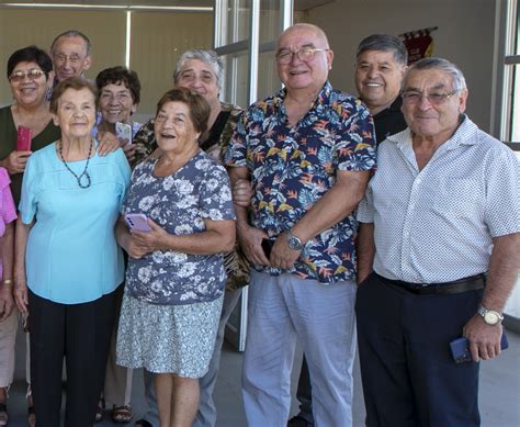 Fotografía de los miembros del Club de Adulto Mayor “Hijos de Lairamarca” durante una actividad comunitaria en Colchane