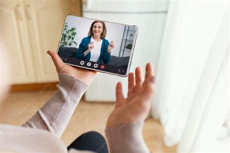 Ilustración de una persona realizando una videollamada con un asistente social