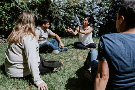 Fotografía de jóvenes participando en terapia grupal