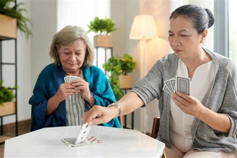 Imagen de adultos mayores jugando a las cartas o leyendo.