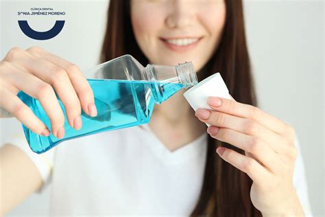 Imagen de un adulto mayor utilizando un enjuague bucal, mostrando la facilidad de uso y un ambiente de baño limpio y accesible.