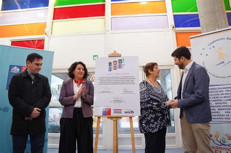 Ministra de Desarrollo Social y Familia Javiera Toro Cáceres exponiendo en un seminario
