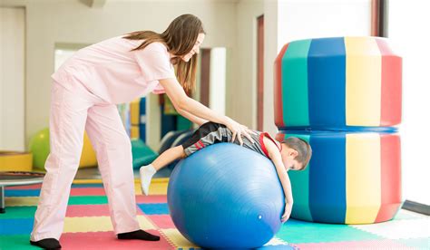 Imagen de un niño recibiendo fisioterapia con un terapeuta