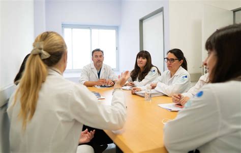 Foto del equipo profesional de Casa Ma&Pa, incluyendo cuidadores, enfermeros y terapeutas