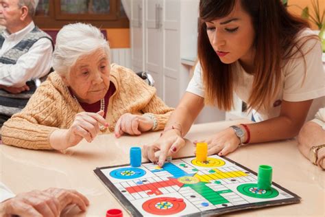 Residentes de Residencia Adulto Mayor Exceed participando en una terapia ocupacional