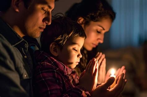 Foto de una familia intergeneracional compartiendo un momento de oración