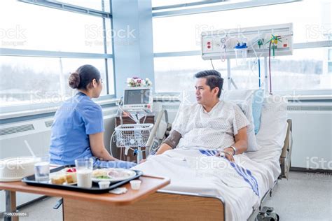 Imagen ilustrativa de un paciente revisando cuidadosamente sus pies.