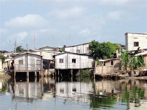 Foto: Viviendas en deterioro o en condiciones precarias en zonas urbanas de Cuba