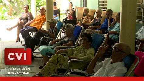 Foto: Adultos mayores en Cuba buscando alimentos o en situación de precariedad