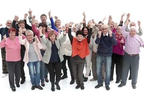 Foto de grupo de personas mayores celebrando en un evento, con pancartas de Colpensiones