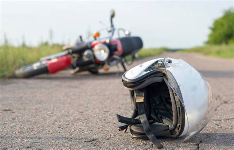 Accidente de motocicleta y anciano en vía pública en Paraguay