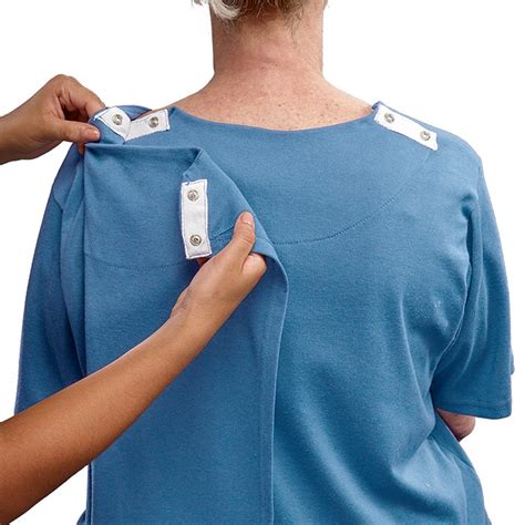 Ropa adaptada con cierres de velcro y aberturas amplias