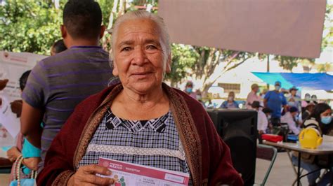 Foto temática: Personas mayores recibiendo información sobre pensiones