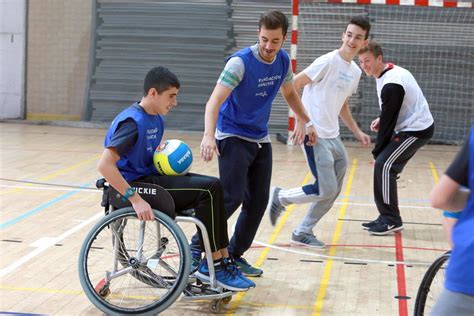 Foto de personas con y sin discapacidad practicando deporte juntos, sonriendo