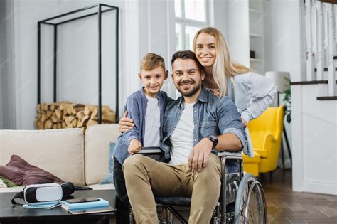 foto de una familia con un miembro discapacitado en un entorno inclusivo
