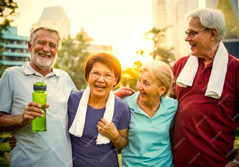 Foto de personas mayores activas y sonrientes, que refleje diversidad y vitalidad, sin estereotipos.