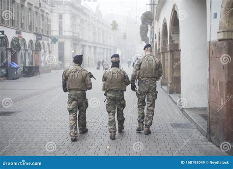 Foto de militares patrullando las calles de Santiago