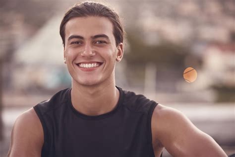 Foto de una joven deportista con una discapacidad, sonriendo y activa, practicando un deporte adaptado