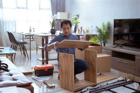 Persona mayor armando un mueble con paciencia, siguiendo instrucciones