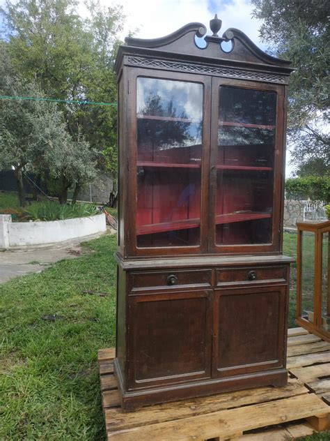 Foto de una vitrina de madera oscura antigua antes de la restauración