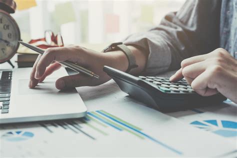 Persona utilizando una calculadora de pensiones en línea