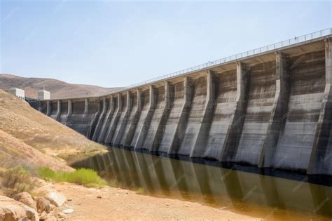 Presa de Theewaterskloof con niveles de agua bajos