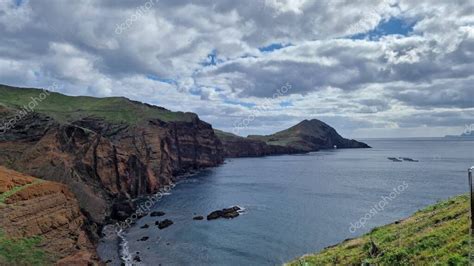 Fotografía aérea del archipiélago de San Kildán con acantilados escarpados, mostrando la isla Hirta
