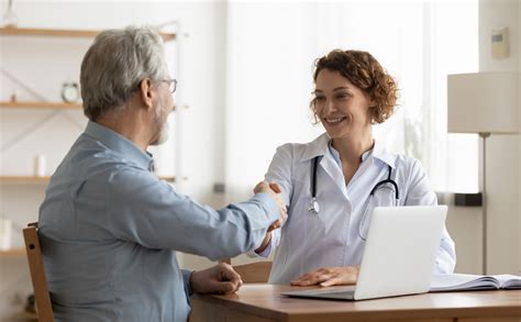 Imagen de un médico realizando una evaluación a un trabajador