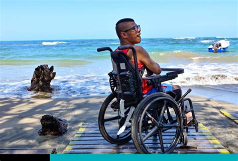 Fotografía de una playa accesible en Costa Rica con una persona disfrutando del mar con una silla anfibia